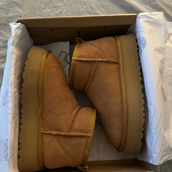 Platform Tan UGGs - Picture 1 of 6